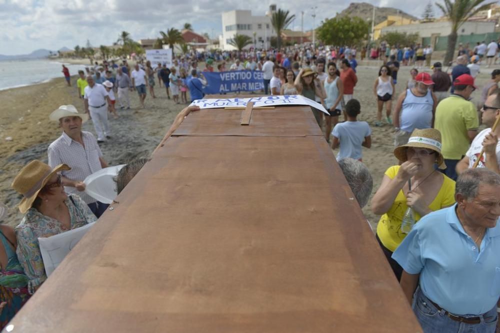 Protesta ante un Mar Menor que amanece cubierto de espuma