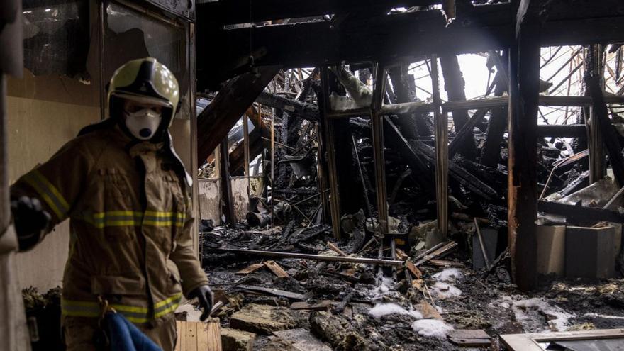 Un bombero, en una de las zonas donde se concentran los escombros del incendio en la Bolsa de Copenhague.