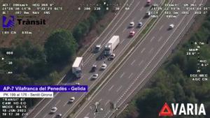 Gran retenció a l’AP-7 a causa d’un camió avariat a Gelida