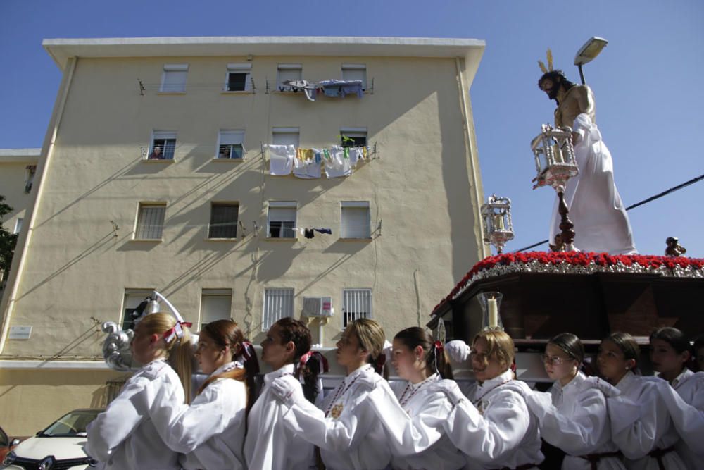 Desde un tinglao conjunto al colegio 'Espíritu Santo', a las cinco de la tarde del Viernes de Dolores comenzaba la Procesión de la Asociación de files de Jesús de la Salvación y la Virgen de la Encarnación.