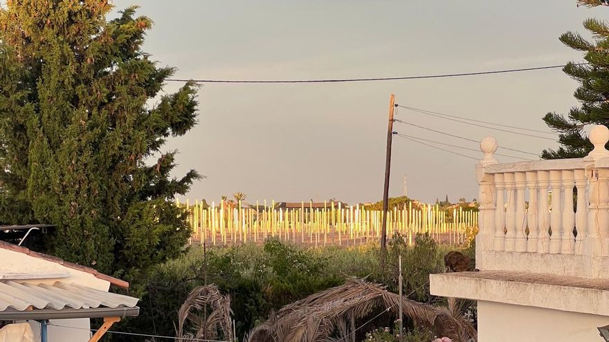Una habitación con vistas en San Vicente a... una planta solar a cinco metros