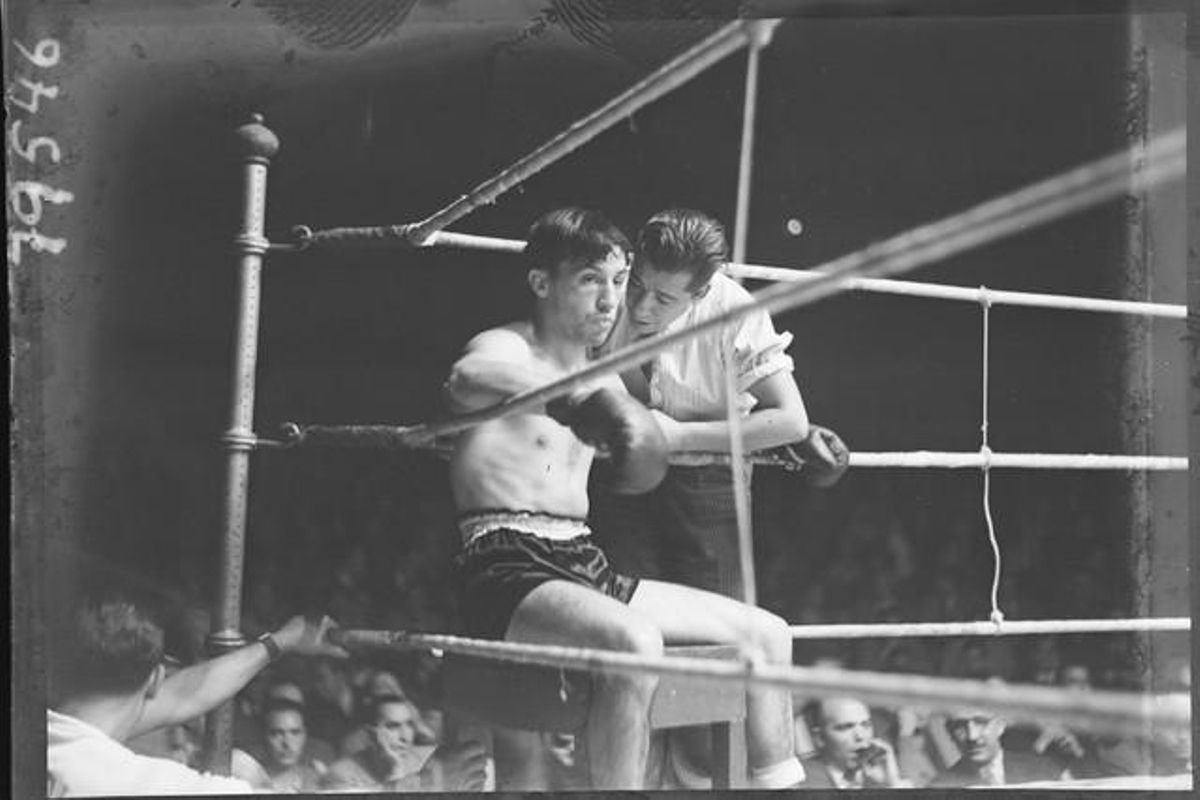 El boxejador Alfonso Arias al Teatro Olympia. Barcelona, 1935.