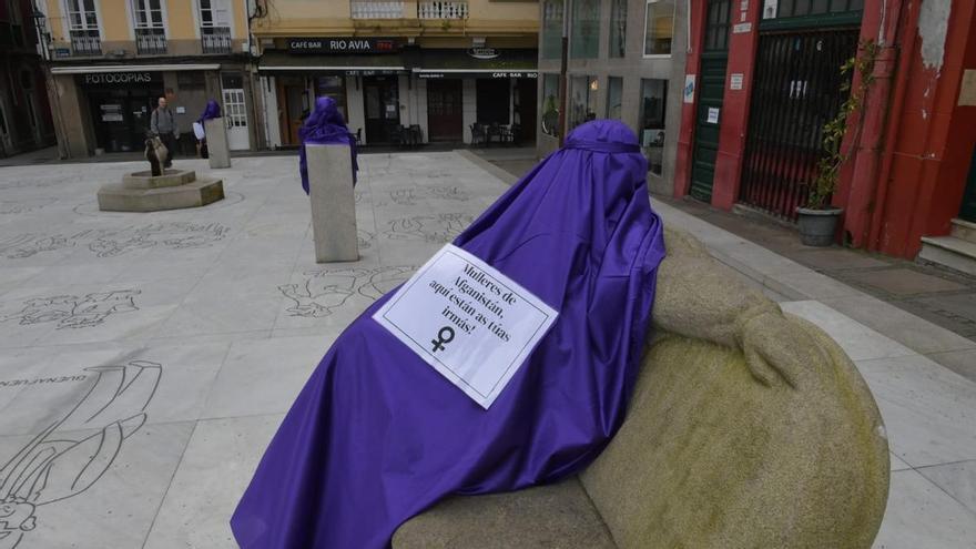 Burkas reivindicativos en la plaza del Humor de A Coruña