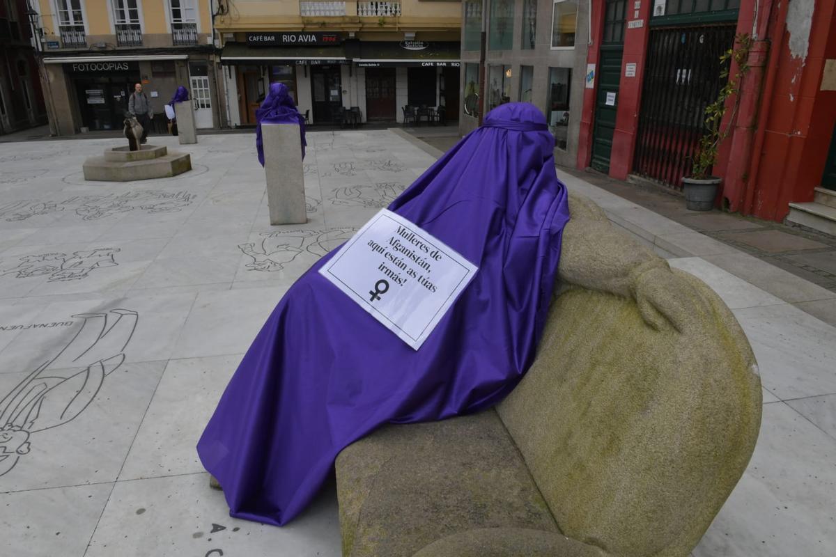 Burkas reivindicativos en la plaza del Humor de A Coruña.