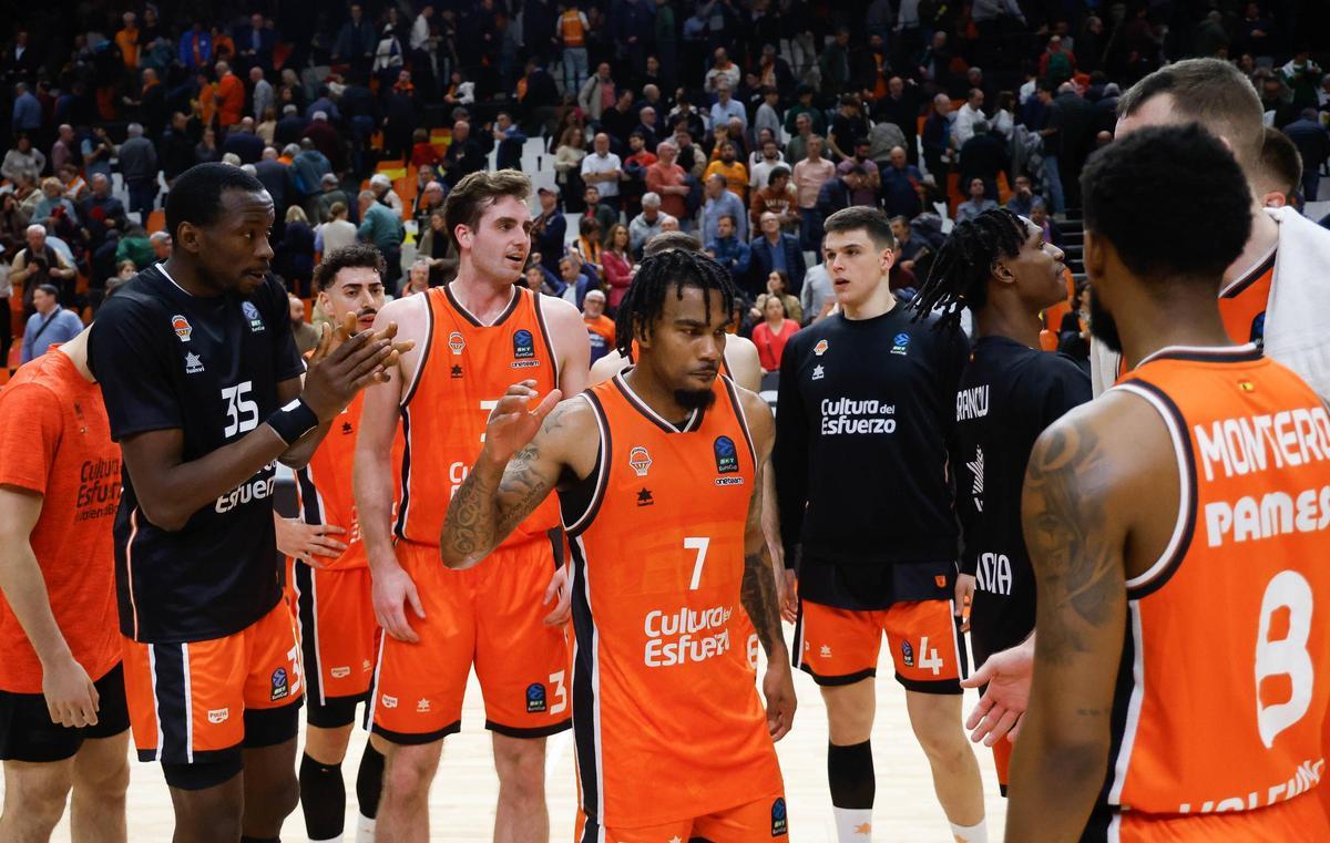 Alegría en los jugadores taronja tras ganar al Cluj-Napoca en el partido de cuartos de final en La Fonteta