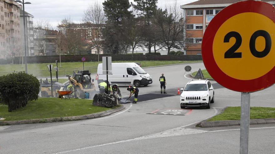Herido grave un Policía Local de Oviedo en un accidente de tráfico en la Ronda Sur: el motorista se dirigía a una intervención y fue golpeado por un vehículo
