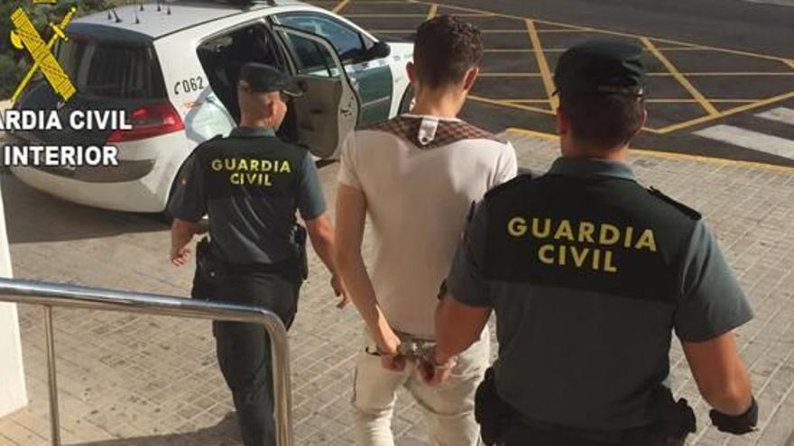 El presunto secuestrador, de apenas 18 años, tras ser arrestado por la Guardia Civil.