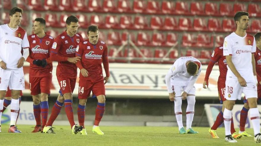 Varios jugadores del Mallorca, cabizbajos después de encajar uno de los tres goles que marcó el Numancia el domingo.