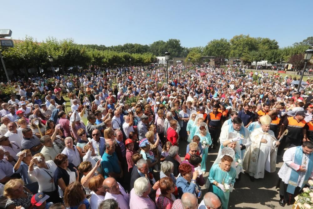 La natividad de la Virgen se celebró con asistencia masiva a Os Milagros y a la capilla de Os Remedios.