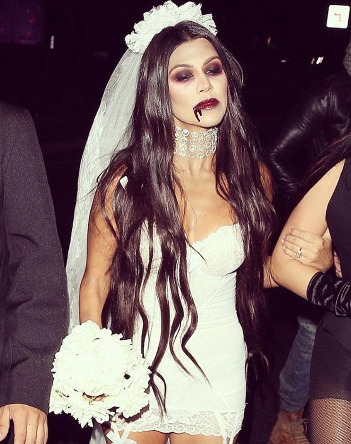 Detalle de Kourtney Kardashian con disfraz de novia