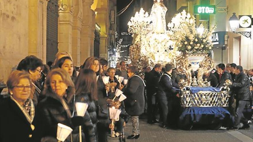 Cientos de ‘farolets’ lucen en el retorno de la Purísima