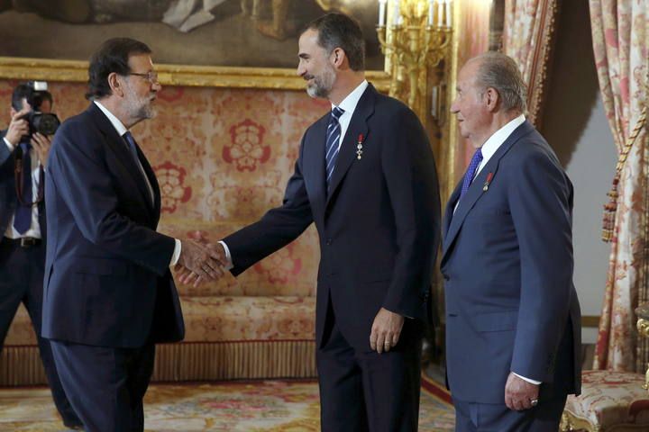 GRA196 MADRID, 24/6/2015.- El Rey Felipe VI conversa con don Juan Carlos, durante el solemne acto conmemorativo del XXX aniversario de la firma del Tratado de Adhesión de España a la UE y en el mismo escenario donde tuvo lugar, el salón de Columnas d