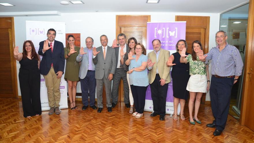 De izquierda a derecha, Isabel Antolinos, presidenta de la Asociación Murciana del Lupus y otras enfermedades raras; José Juan Caballero, de Alliance Headcare; Nuria Cantó, gerente del Área de Dermatología de Ferrer Consumer Health; Juan Domingo Conde, miembro del Consejo Rector de Bidafarma; Carlos Coves, presidente de Grupo Hefame; Antonio Torres, presidente de la Federación de Asociaciones de Farmacias de Cataluña(FEFAC); María Teresa Herranz, jefa de sección de Medicina Interna en el Hospital Morales Meseguer y exconsejera de Sanidad; Isabel Tovar, presidenta del Colegio Oficial de Farmacéuticos de la Región de Murcia (COFRM), Jose Carlos Vicente, Director General de Salud Pública y Adicciones; Juana Morales, vocal de titulares de Oficina de Farmacia del COFRM; Concepción Chamorro, vocal de Dermofarmacia del COFRM y José Carlos Moreno, Secretario del COFRM.