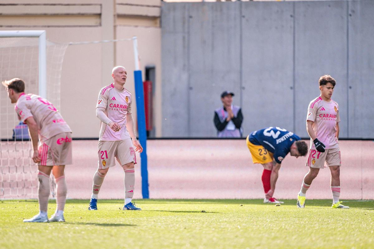 Dani Gómez, Valery y Larios, tras uno d elos dos goles del Andorra en la primera parte.