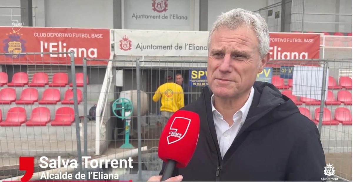 El alcalde de l'Eliana, Salva Torrent, visita las obras.
