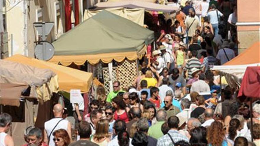 El Martes Mayor reúne a miles de ´fieles´, pese alasfixiante calor