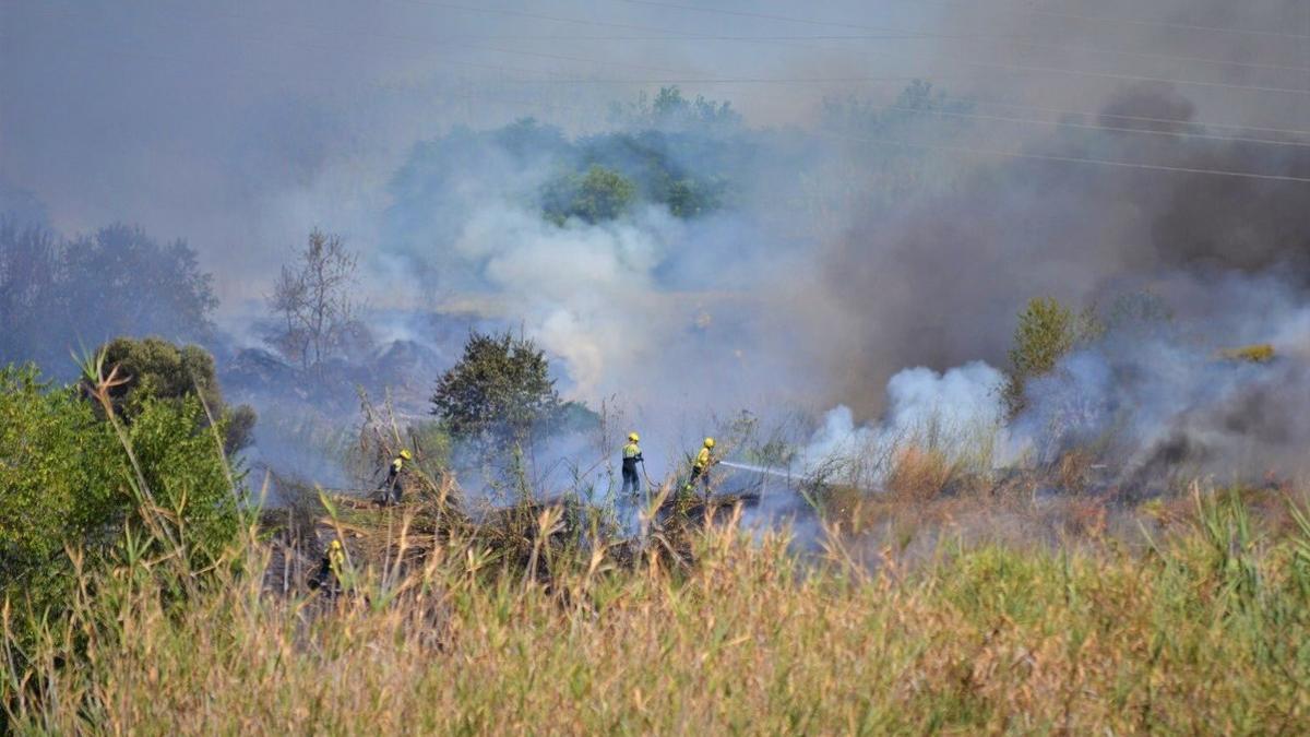 Bombers trabajando para apagar las llamas de un incendio en Mataró.