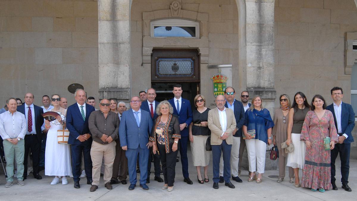 Autoridades y homenajeados en el acto de Fillos e Amigos de A Estrada