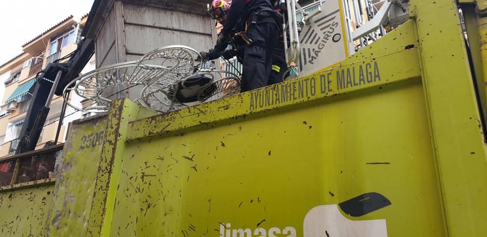 Bomberos liberan a un camión de Limasa del alumbrado navideño