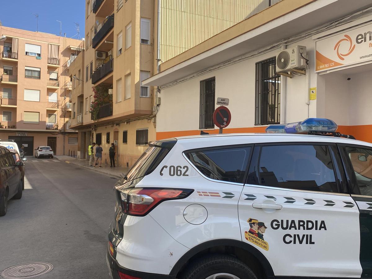 Guardias civiles recaban los primeros datos a las puertas del edificio donde cayó ayer el menor.