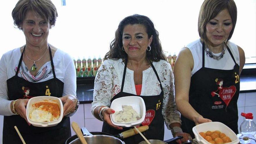 Por la izquierda, Fortuna (madre de Javi Martínez), Marta (madre de Mata) y Eva (madre de Silva).