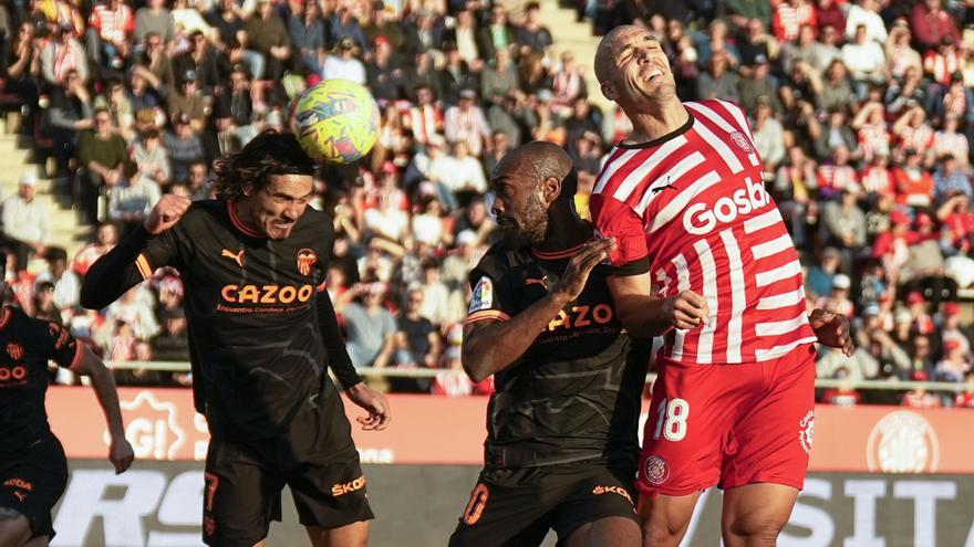 Cavani despeja de cabeza
un centro al área 
del Valencia.  efe/david borrat