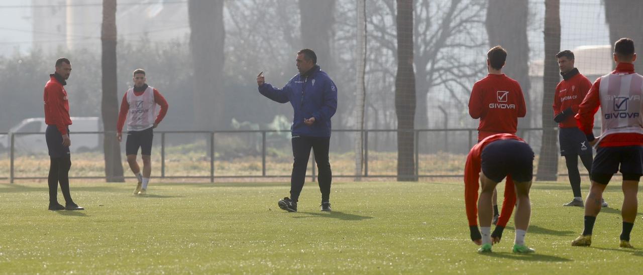 Germán Crespo da indicaciones al grupo durante una sesión de entrenamiento en la Ciudad Deportiva.