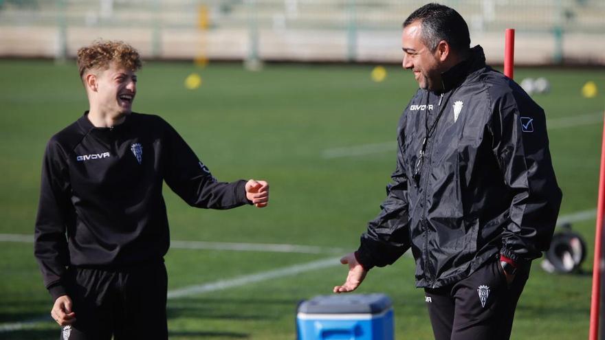 Simo Bouzaidi sonríe junto a Germán Crespo en un entrenamiento de Córdoba CF.