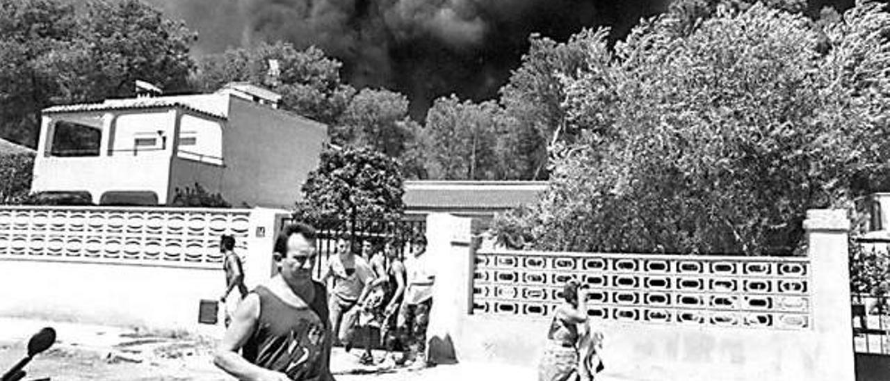 Vecinos de la Canyada huyendo de sus casas en agosto de 1994 por el incendio de la Vallesa.