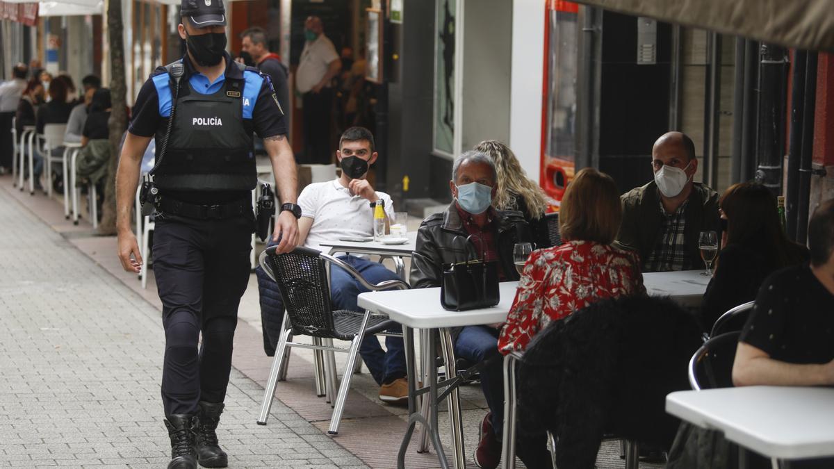 La Policía Local de Oviedo vigila el cumplimiento de las normas anti covid