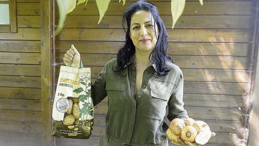 Cristina Bañobre, con las patatas y cebollas que produce en Miño.