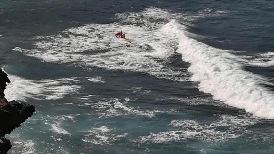 Tareas de rescate del cadáver hallado en la costa de Telde.