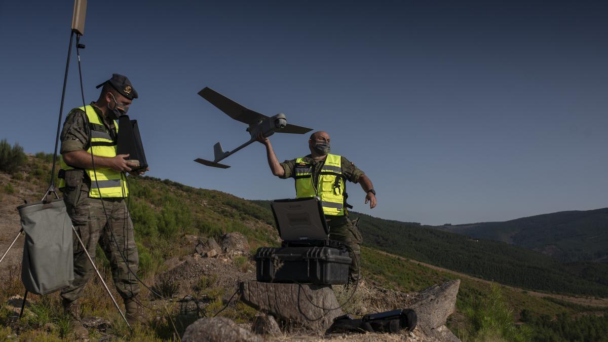 Un militar se dispone a lanzar un dron al aire. // BRAIS LORENZO