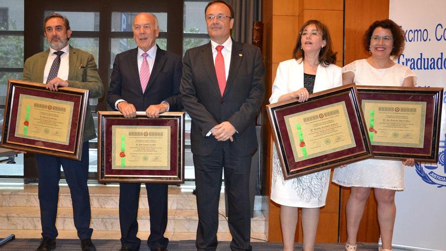 Foto de familia de los distinguidos por el Colegio de Graduados Sociales.