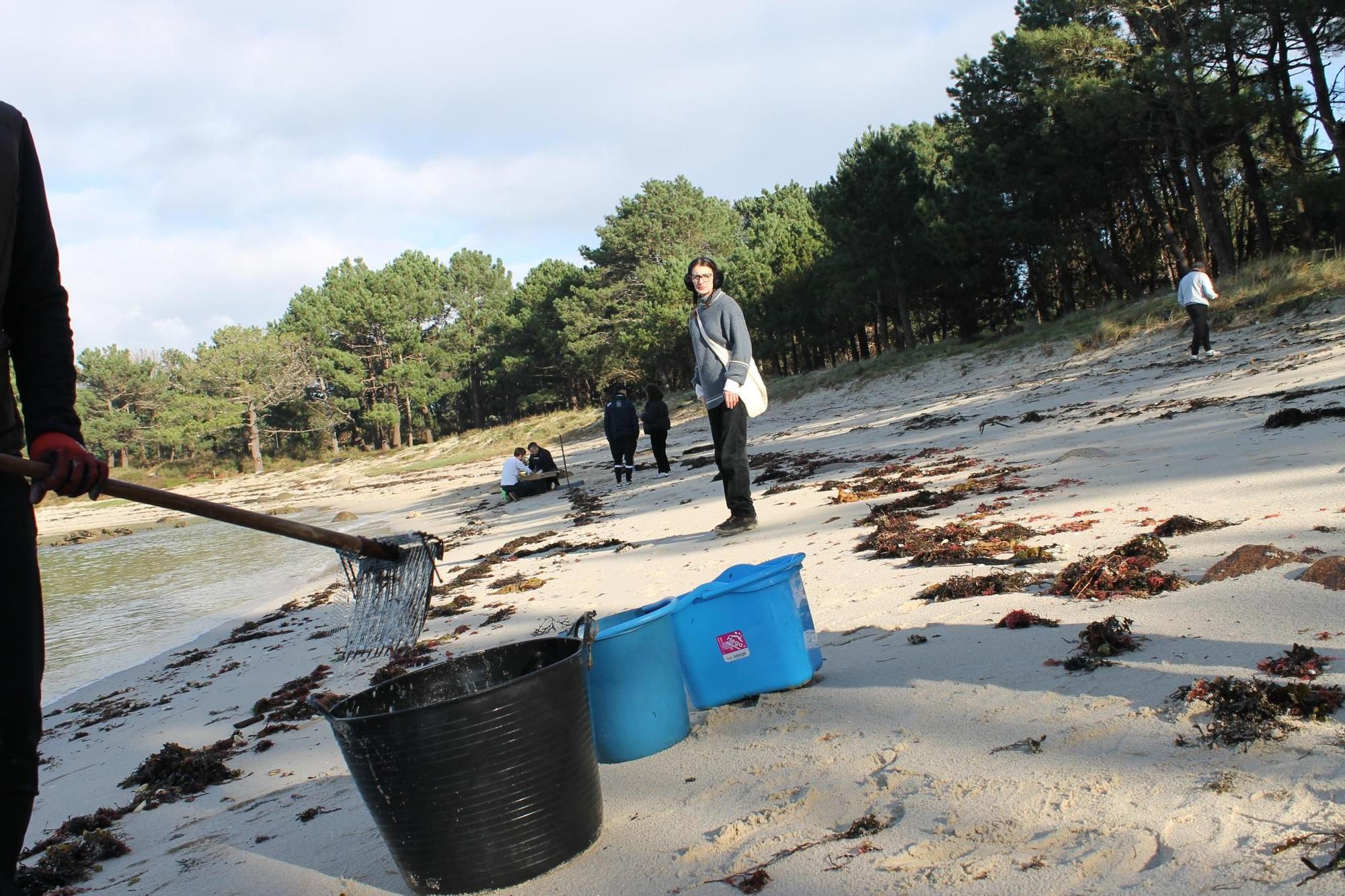 Voluntarios 'luchan' contra la marea de plástico en A Illa