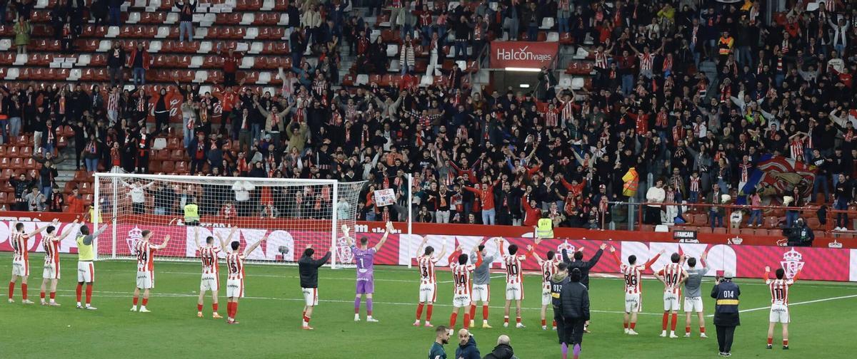 Celebración de los jugadores con la grada tras el partido ante el Huesca