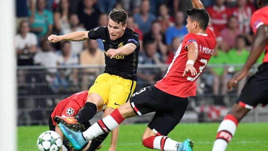 El &quot;colchonero&quot; Kevin Gameiro chuta a portería ante la oposición de Héctor Moreno, del PSV. // Reuters