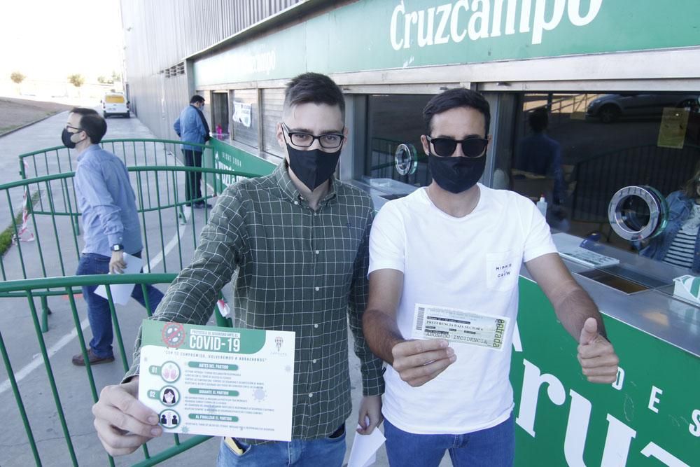 Largas colas en el Arcángel para recoger las primeras entradas de la era Covid