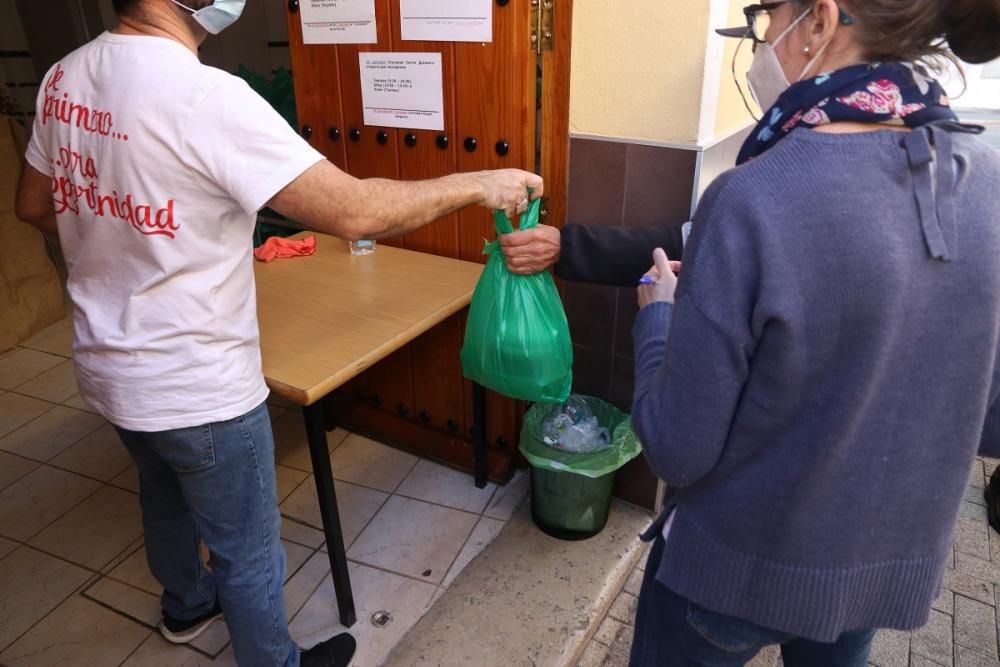 Reparto de menús navideños en el Comedor de Santo Domingo