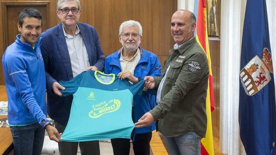 Los participantes en la presentación, ayer con una camiseta de la carrera. // FdV