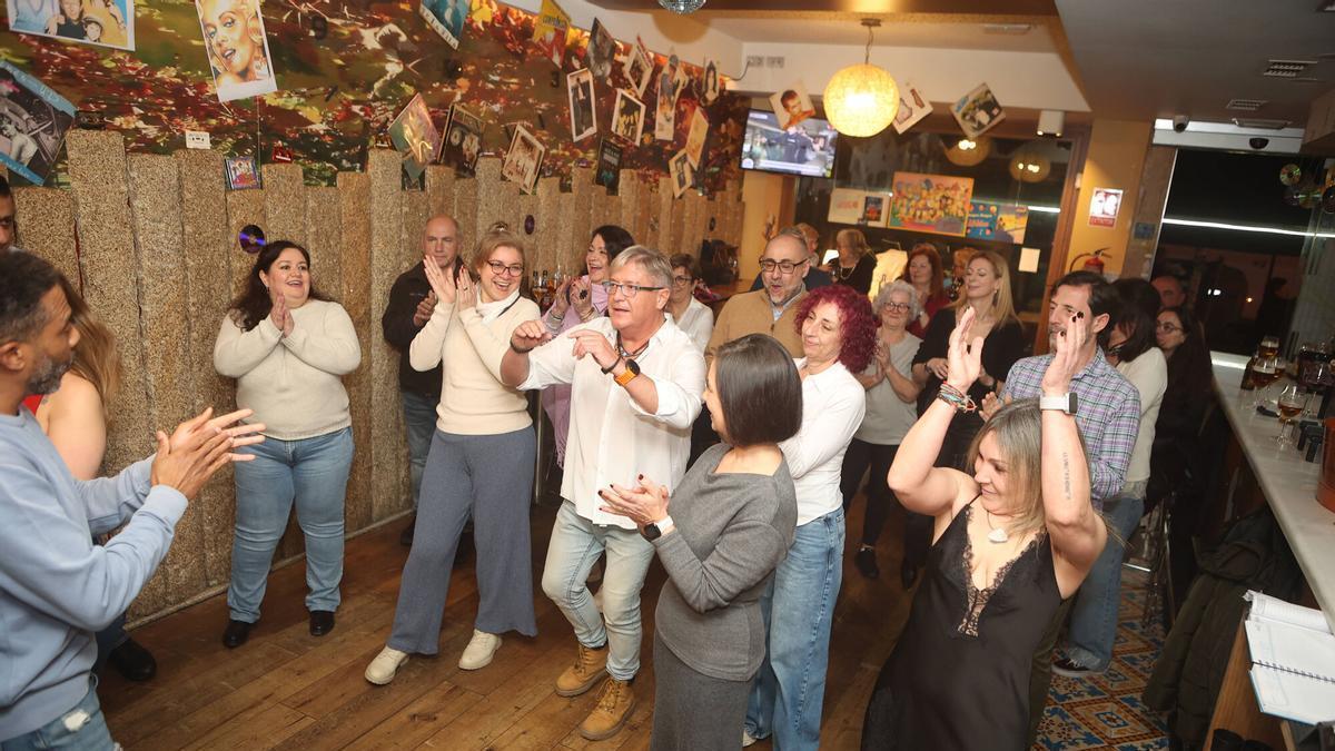 Vecinos de A Gaiteira en el taller de baile el miércoles en el Montecarlo 85