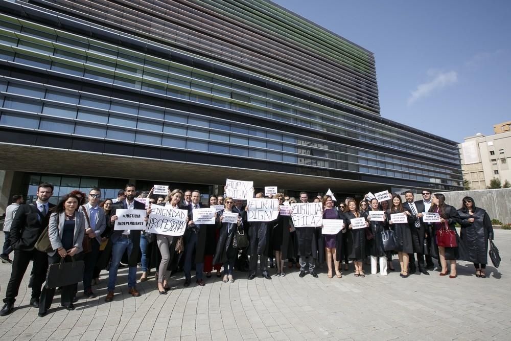 Protesta de jueces, fiscales y abogados ante la Ciudad de la Justicia de la capital grancanaria