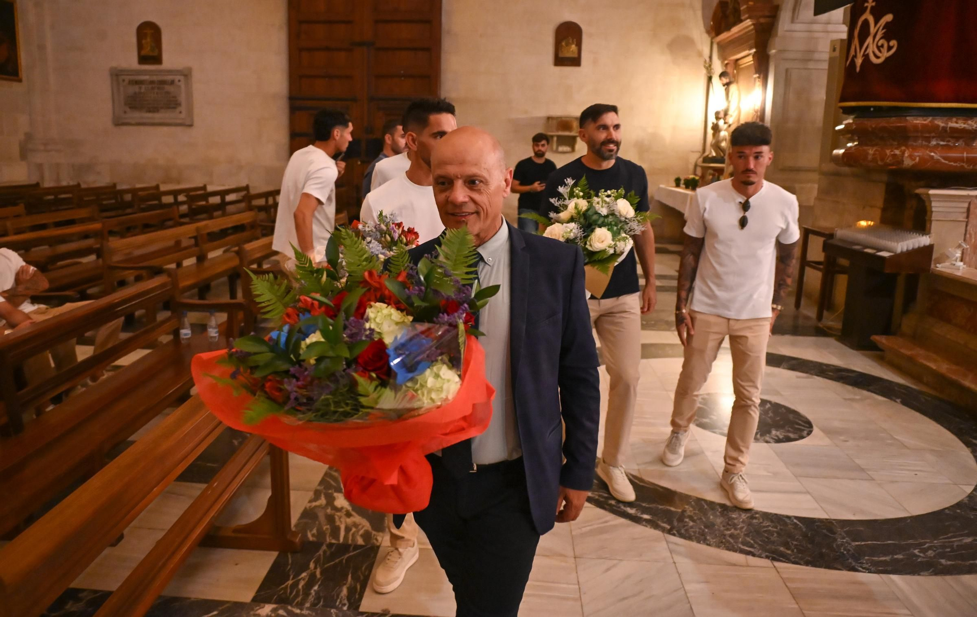 Ofrenda de flores del Elche CF a la Virgen por el ascenso a Primera