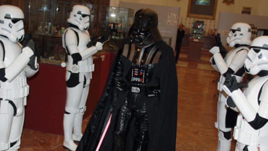 Darth Vader pasa entre varios soldados imperiales.