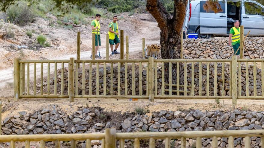 Operarios trabajan en unas obras financiadas con fondos de la UE en Alicante. | DAVID REVENGA