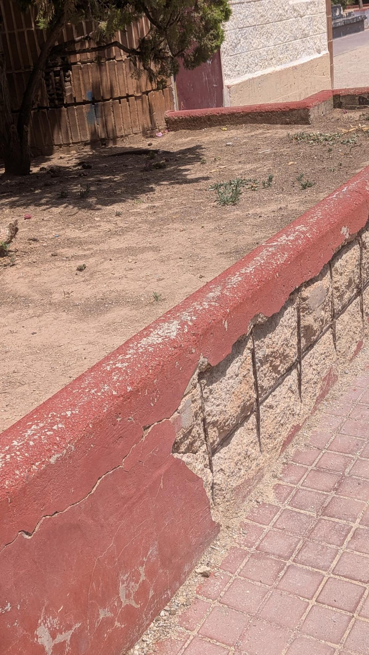 Estado de la plaza Esteban Dolz en Orriols que necesita una remodelación "urgente"