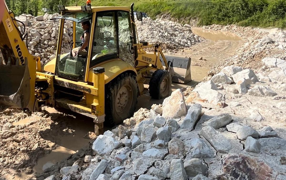 En imágenes: Así trabaja Tineo para limpiar la fana de Genestaza y dar servicio a los pueblos