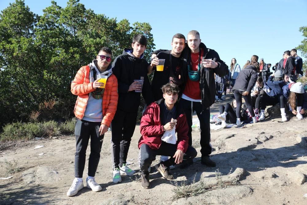 Cientos de personas dan la bienvenida al otoño disfrutando de una jornada en familia degustando castañas asadas.