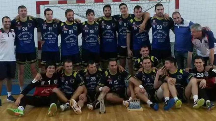 Los jugadores del Balonmano Cangas posan con el trofeo que los acredita campeones de la Copa Galicia. // FDV