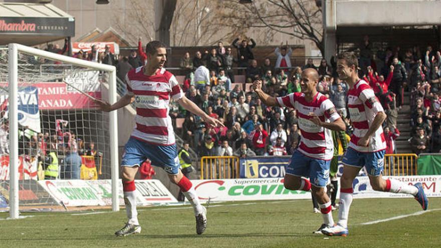 Álex Geijo celebra un gol amb Mikel Rico i Dani Benítez.